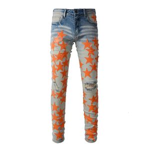 A824 Мужчины крутые дизайнерские джинсы Тонкие отверстия Collision Color Star Collage Collage Strating Pencil Pants 240520