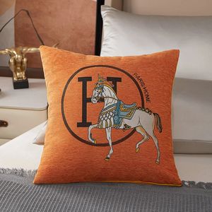 45 cm Chenille Fabric Cushion Capa Horse Bordado Jacquard Prophard Case Malaysia Throw Office Sofá 240521