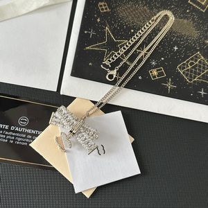 Lyx 18K guldpläterad halsband märkesdesigner ny fashionabla hänghalsband högkvalitativa diamantsmycken inlay utsökta gåva halsbandsbox födelsedagsfest