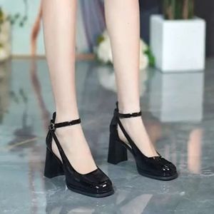 Дизайнерские сандалии искренняя кожаная женская обувь для лета 2024 года высокие каблуки обернули одну линейную пряжку темперамент французский полый каблук