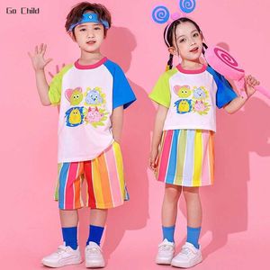 Одежда устанавливает дети летняя школьная форма Девочки сладкие радужные полосатые юбки мальчики блокирующие футболки Шорты детские наборы одежды MamianQun Y240520p0ys