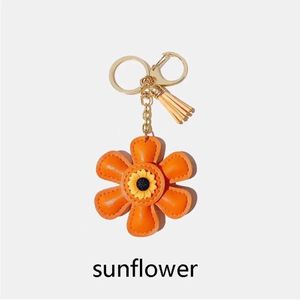 Keychains Lanyards Sunflower Bag Pendant Leather Keychain Valentines Day Mothers Day Olika färgade blommaknopphängen Q240521