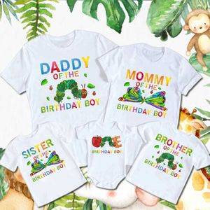 Roupas de combinação familiares as camisas de aniversário da lagarta muito famintas