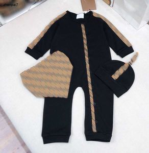 Top Toddler Jumpsuits Nyfödda kläder Storlek 59-90 Baby Three-Piece Stripe Splicing Design Spädbarn Bodysuit Hat Bib nov25