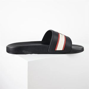 As chinelas de grife femininas apresentam solas de borracha plana florescem impressões de morango verde/vermelho/branco sliders de moda masculina chinelos de praia chinelos de praia