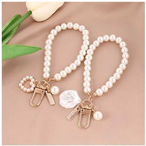 Keychains Lanyards Söt pärla Keychain Luxury Womens smycken som skiner Pearl Shell telefonpåse ryggsäck charmiga tillbehör bil nyckelchain hänge q240521