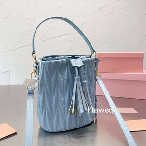 2024 Högkvalitativ vandringsdesignväska Pochette Shouder Matelasse Arcadie Pleated Tote Sac Luxe Crossbody Handle Small Bucket