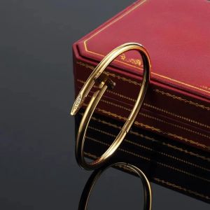 Designer-Armbänder Luxusschmuck für Frauen Mode Bangle Stahllegierung Gold-plattiertes Handwerk nie verblassen nicht allergisches Großhandelsauto großes Clou-Geschenk
