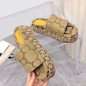 Designerskie sandały kapcie Summer mężczyzn buty dla kobiet luksusowe slajdy płócienne slajdy mody kapcie