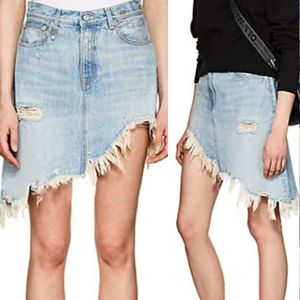 24SS Summer Nowy projektant damski spódnica modna moda dżins niebieski asymetryczny krótki perforowany i zużyty krawędź spersonalizowana moda pół spódnicy