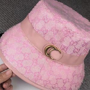 Luksusowy projektant kubełko kapelusz stały kolor czapki wiadra dla kobiet i mężczyzn Brim Crischaut klasyczne litery mody wiele kolorów Travel Beach Summer Chapea