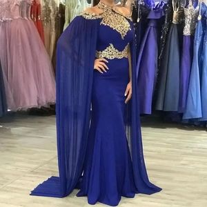 Elegante Kapkape -Mermaid -Abendkleider mit goldenen Spitzen Applikationen Royal Blue Chiffon Langer Umhang Arabisch Langes formelle Anlasskleider für Frauen 2024