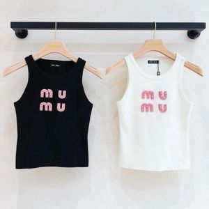 Kvinnors gröda topp Vest Tank Top Designer Shirts Fashion Women Vest Sexy Halter Tee Party Fashion Crop Top Luxury brodered t shirt vår sommaren backless väst vävd vävd