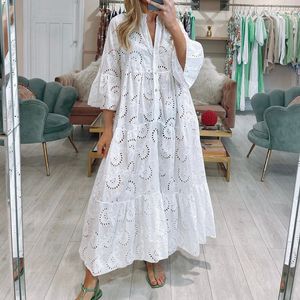 여성 여름 셔츠 드레스 드레스 2024 흰색 드레스 V- 넥 플레어 슬리브 레이스 중공 단색 섹시한 긴 드레스 2405211