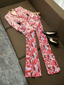 2024 Autunno Pink Feather Stampa di pantaloni da due pezzi Set da blazer a pezzi a vento a V 4/5 a venatura singola Top + pantaloni per pantaloni flare set da due pezzi m4w202840