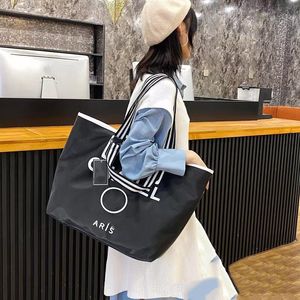 Duffel Bags Luxo Bolsas de compras brancas pretas Mulheres Triângulo Bolsa de viagem à prova d'água de lazer de grande capacidade