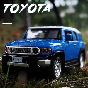 Diecast Model Cars 1 32 FJ Cruiser Eloy Car Model Diecasts Toy Metal Off-Road fordon Bilmodell Ljud och lätt hög simulering Barnpresenter