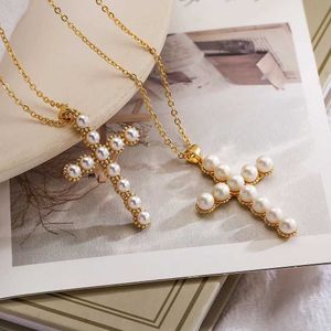 Pendanthalsband Kvinnor Luxury Pearl Cross Pendant Necklace Fashionable Design Retro Party Date Jewelry D240522