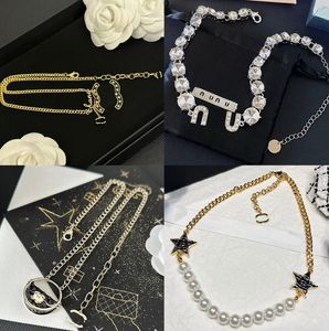 Lyxdesigner halsband varumärke brev hänge diamant pärla hög kvalitet koppar 18k guld halsband kedjor för män kvinnor bröllop smycken utan låda