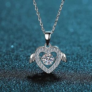 Pendant Necklaces Luxury 0.5ct Mosilicon Pendant Necklace Suitable for Womens Flying Wings Smart Love Necklace Platinum 18K Wedding Exquisite Jewelry Gift d240522