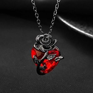 Pendant Necklaces Wanzhi Metal Heart Flower Pendant Necklace Gothic Packaging Flower Design Necklace Luxury Edition New Fashion Jewelry Accessories d240522