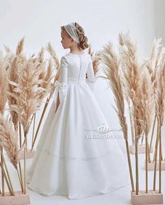 Sukienki chrzestne sukienki Flower Girl Elegancka biała satynowa pół koronki taniec z koronkowym tańcem odpowiednią na wesela dla dzieci Pierwsze przyjęcie urodzinowe komunii Q240521