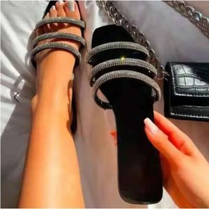 Slippers Mulheres 35-43 tamanho mais sandálias de verão Sapatos de moda moda shinestone baixo salto