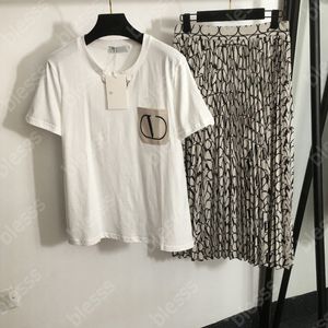 2024 Conjunto de duas peças para mulheres Conjunto de vestidos VA Designer camisetas Conjuntos de vestido Salia e melhor conjunto de luxo designer feminino T Camisetas redondas Pullover de pescoço Whitedress Algodão -18