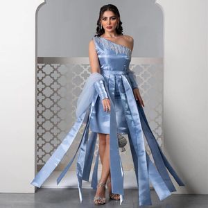 파티 드레스 독특한 디자인 된 밝은 파란색 스트립 새틴 긴 맥시 가운이 분리 가능한 소매를 가진 한 어깨 아랍어를 구슬로