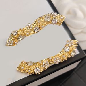 Wysokiej jakości marka litera stadnina projektant biżuterii broszki kobiety mężczyźni pary luksusowe diamentowy perłowy projekt broszki broszka
