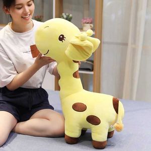 Bambole peluche 1pc Big Kawaii Giraffe giocattoli peluche morbidi cartone animato di cartone animato bambole di divano di divano regali di compleanno di compleanno H240521 JD61