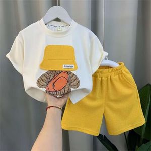 Klädpojkar sommaren 2023 New Children's Baby Short Sleeve T-shirt Shorts Two Piece Set L2405