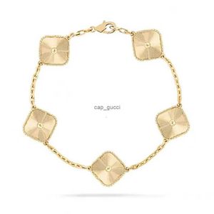 Designer -Armbänder Van Clover Armband vier Blattklee 18k Gold Liebe Armreifen Anhänger funkelnder Kristall Diamant für Frauen Mädchen Hochzeit Mutter Tag Schmuck mit Kasten