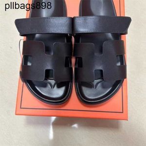 Sandálias de chipera neutra Saltos planos chinelos de verão de couro genuíno HS cor 2024 Lazer popular Instagram Bottom e chinês6lmg