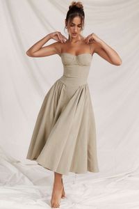 2024夏のデザイナー女性スカートフレンチヴィンテージマキシドレスコートスタイルセクシーウェアホルタードレス花柄のソリッドカラー新しいドレス2C6