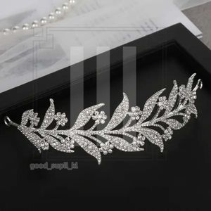 Luxury Alloy Leaf Bridal Designer Hårtillbehör Headpieces Crystal Crown Rhinestone Designer Pannband Bröllop Tiara mode Huvudbonader 762