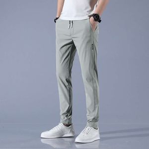 Casual 2022 verão nova versão coreana Slim Fit Straight Tube de construção Trabalho de seda gelo Long Pants para o estilo fino masculino M522 13