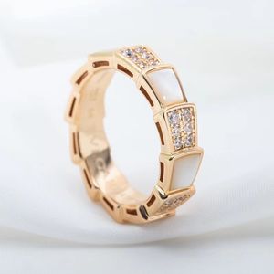 Designer 18K Good Snake Ring Women Luxury Jewelry Ring Set With Diamond Letter Fashion Design Men Juvel Temperament Versatile Par Ring Multiple Style V27
