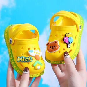 Summer Kids Sandals Children Hole Shoes Slippers Soft Antiskid Cartoon Diy Design Hole Baby Shoes Sand Beach For Boys Girls 240507