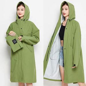Дождевые пальто для женских женских длинных водонепроницаемых плащ в плане легкой дождь с капюшоном для женщин, путешествующих на открытом воздухе 240522
