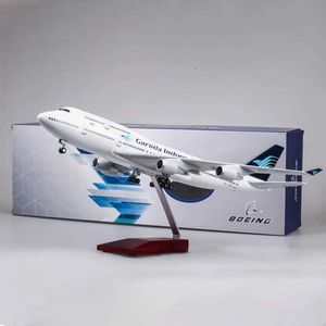 Aeronave Modle 47cm 1/150 Modelo de avião em escala Toys 747 B747 Modelo de aeronave da Indonésia GARUDA COM LUZE E WHELS PLÁSTICA DE LIGNA PLÁSTICA DE RESINA Y240522