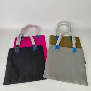 6 umgekehrte Schulterlebensdauer Sanzhai Grid Feste Farbe Oktober Aufkleber Tasche Single New Casual Track Fashion Handheld Tote für Frauen