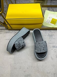 Designer Sandaler tofflor Summer Men Women Shoes Shaped Multicolor Luxury Slides Gjuten fotbädd i Black Tonal Rubber Sole med 0517