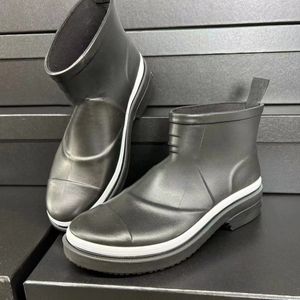 Lüks üst marka tasarımcıları kare ayak parmağı kadın yağmur botları kalın topuk kalınları taban ayak bileği botu kadınlar kauçuk bot G220720 iyi kalite 35-40
