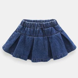 Spódnice letnie dziewczyny ciasne dopasowanie dżinsów Pełne dopasowanie krótkie ubranie 2022 Wiosna nowa moda splicing dziecięcy odzież swobodna odzież dla dzieci y240522