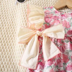 Sommar ny tjej baby damer stil båge små flygande ärmar vikta handmålade feng shui rosa blommor söt prinsessa klänning