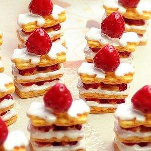 6pcs 20*25mm Strawberry Cake Simulation Food Miniatura Figura Fingir Play Kitchen Toy Toy Doll House DIY Acessórios Presente