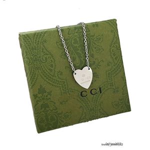 Brand Heart Celdant Design dla kobiet Sier Naszyjniki Vintage Design Dift Long Love Para Family Jewelry Naszyjnik Celtic Style Letter Sain