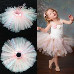 Kjolar härliga baby flickor spets tutu kjolar spädbarn virkning tyll kjol balett dans pettiskirts med rosa band båge barn party kjolar y240522