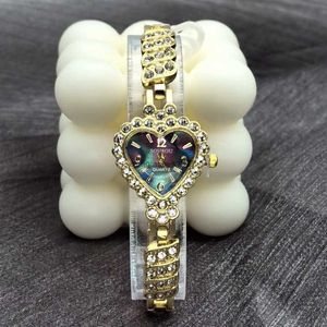Mode och personlighet nisch diamant inlagd kvinnors klocka med hjärtformade strass mode kvartsarmband armbandsur